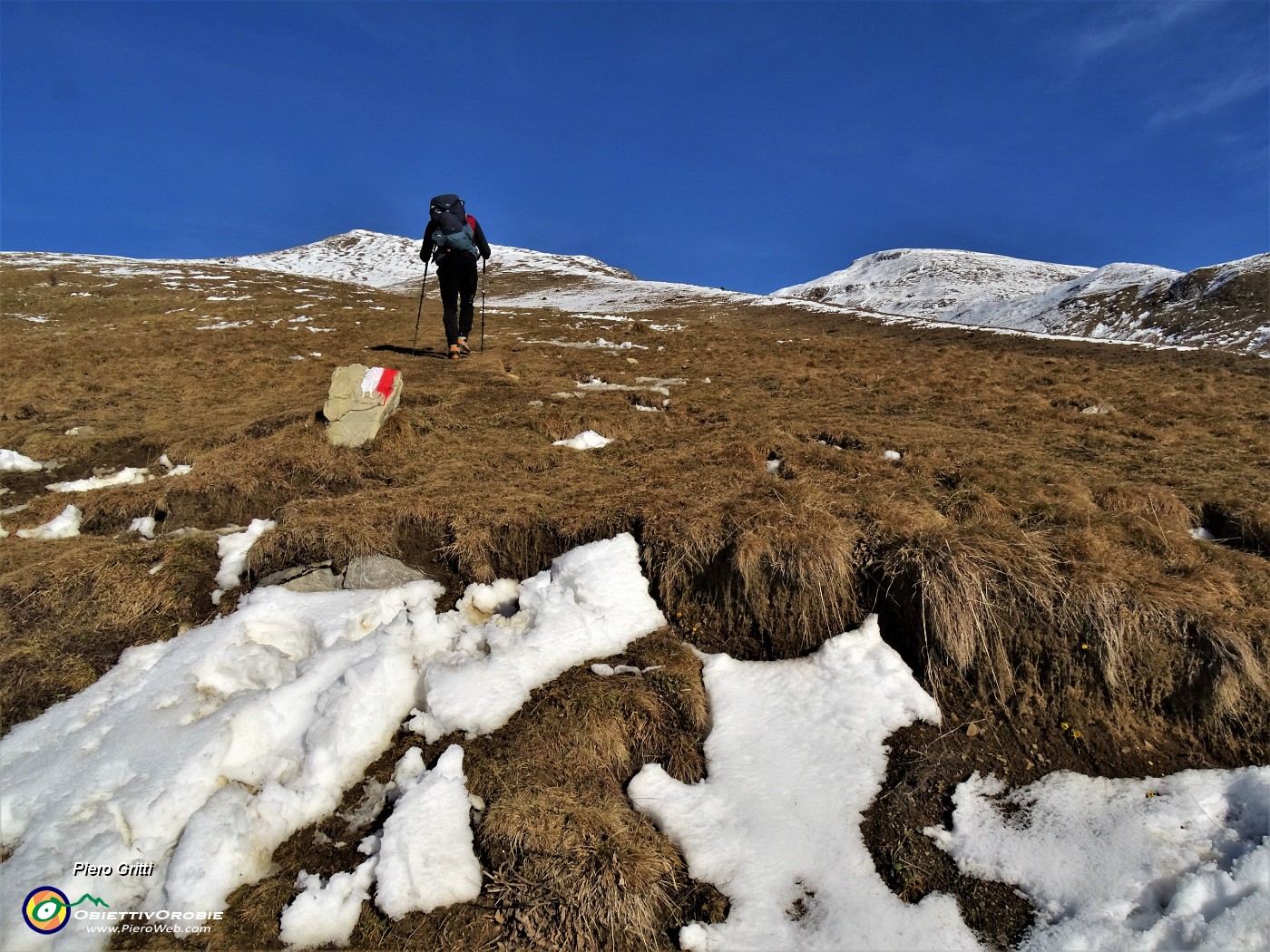 16 Salendo per pratoni cosparsi di neve verso la Baita Alta.JPG